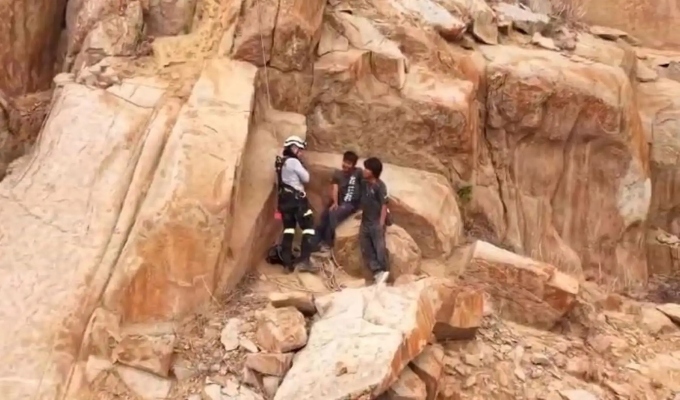 Trujillo: PNP rescata a cuatro j&oacute;venes atrapados en el cerro Chiputur