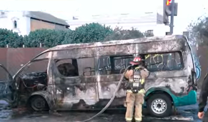 Combi se incendia en pleno Cercado de Lima tras presunta falla mecánica