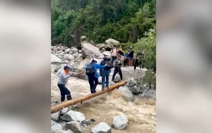 Cusco: turistas arriesgan su vida al cruzar huaico rumbo a Machu Picchu