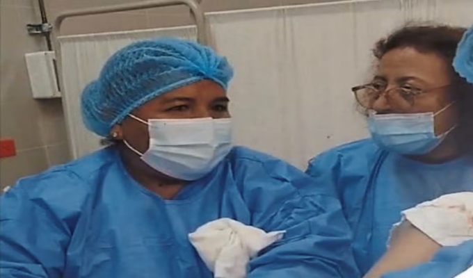 Arequipa: m&eacute;dicos, obstetras y enfermeras discuten en plena atenci&oacute;n de parto