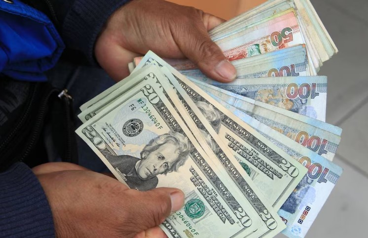 Dólar cae por debajo de S/3,35 y alcanza su nivel más bajo en seis años en Perú
