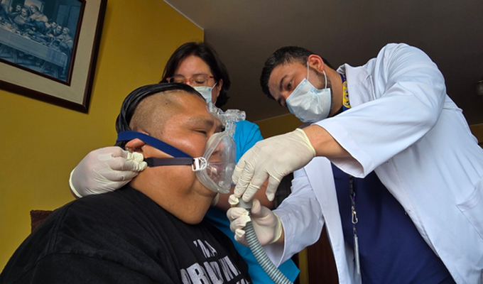 Médicos salvan la vida de apaciente que pesaba más de 220 kilos y estaba hospitalizado en UCI
