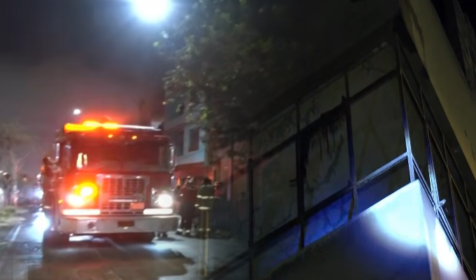 Vivienda de 3 pisos casi fue consumida en su totalidad por un incendio en el Cercado de Lima
