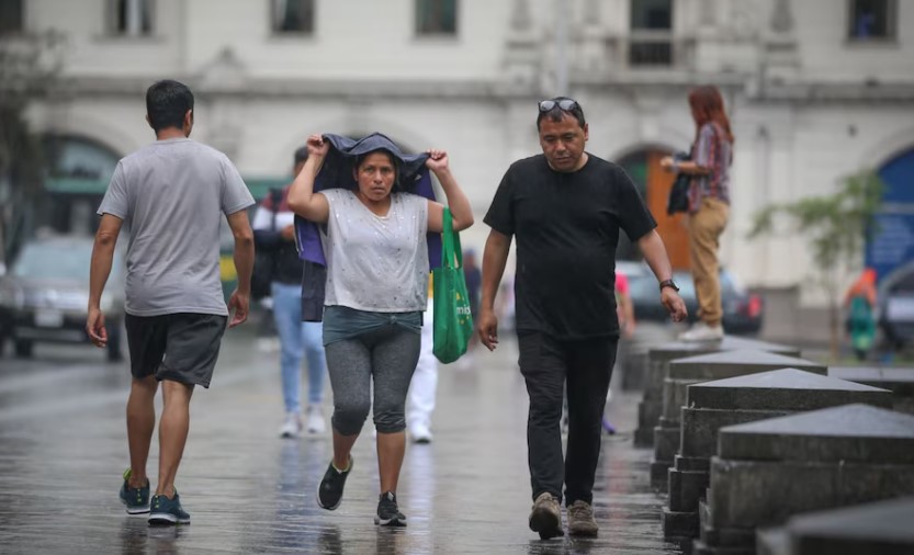 Lluvia de verano sorprende a limeños y Senamhi advierte que garúa continuará