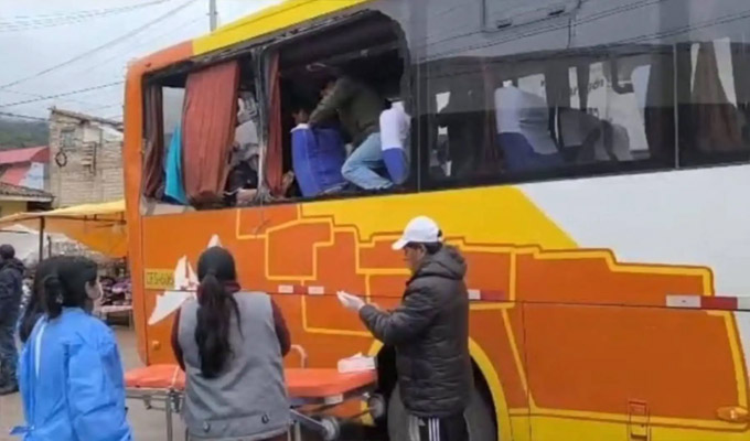 Roca se desprende de cerro e impacta contra bus en el Cusco: accidente deja dos heridos graves