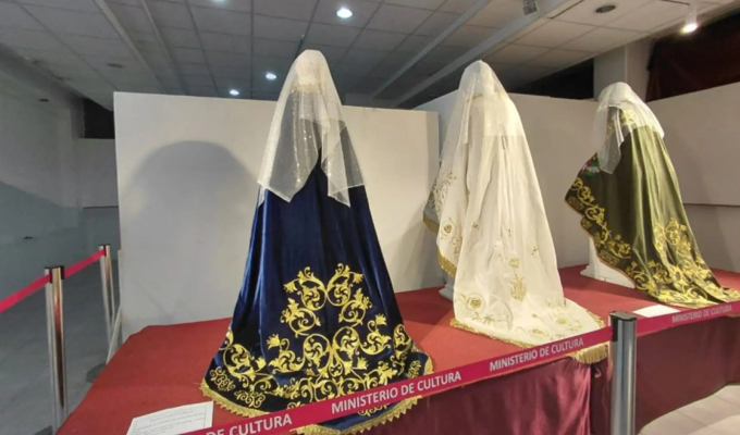 Puno exhibe por primera vez 15 mantos históricos de la Virgen de la Candelaria