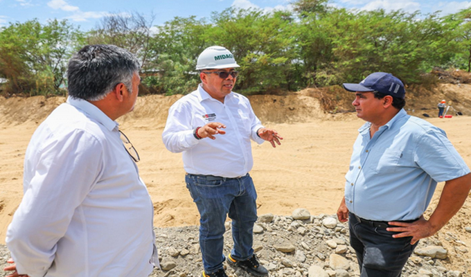 Ministro Vladimir Cuno supervisó trabajos de limpieza y descolmatación en cauces de ríos y quebradas de Piura