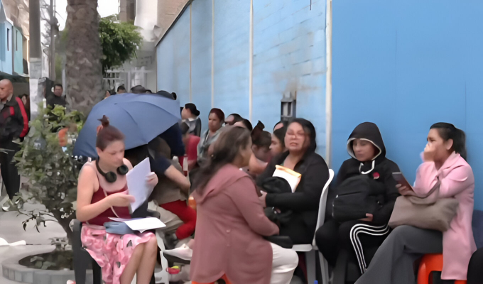Padres se amanecen haciendo largas colas para conseguir vacante en colegio de Comas