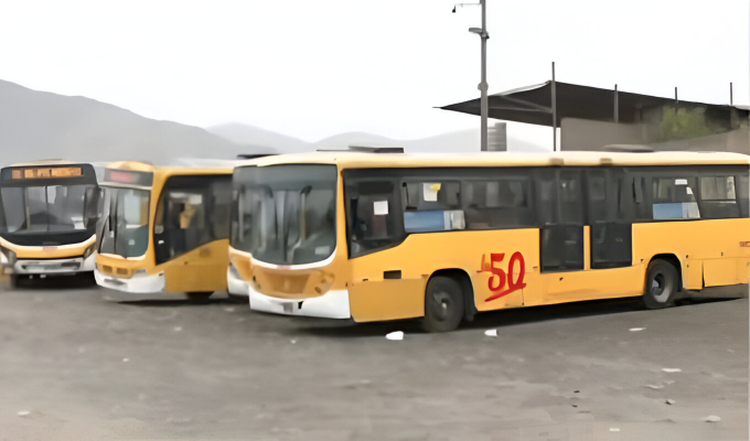 Agentes policiales resguardan buses de 'La 50' tras frustrado ataque armado en SJL