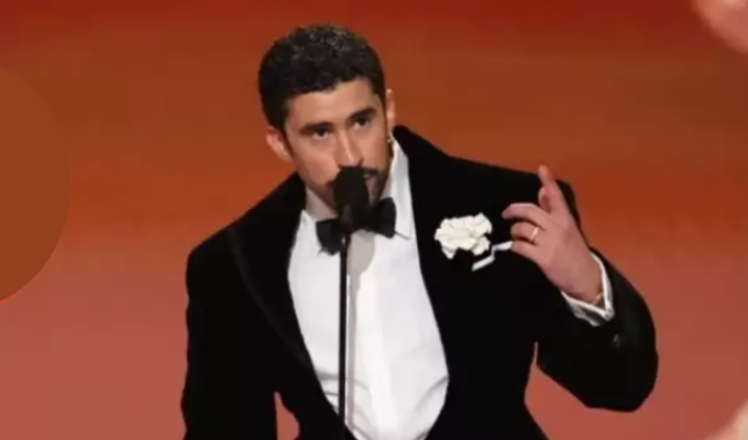 Bad Bunny arremete contra el ICE en los Grammy 2026 y provoca ovación global