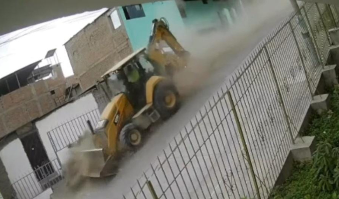 Retroexcavadora cae por pendiente y causa destrozos en calle de VMT