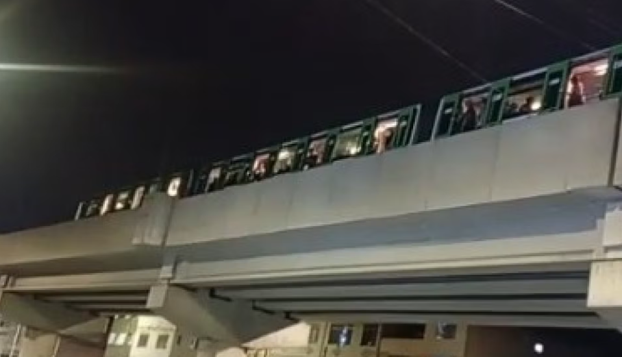 Línea 1 del Metro de Lima: servicio interrumpido obliga a pasajeros a caminar por rieles