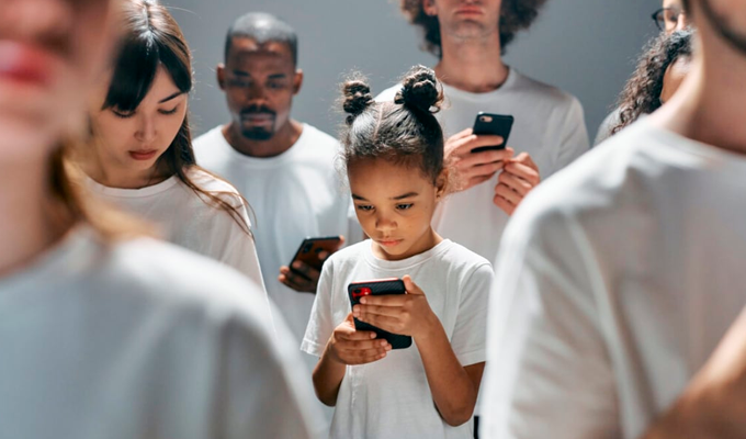 Cada vez m&aacute;s pa&iacute;ses debaten l&iacute;mites al uso de redes sociales en menores de edad y adolescentes