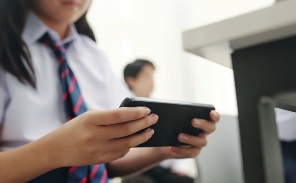 Minedu propone regular el uso de celulares en colegios públicos y privados