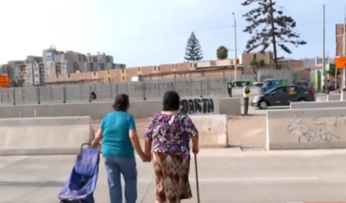 Surco: vecinos arriesgan su vida al cruzar Vía Expresa Sur