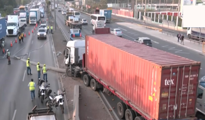 ¡Atención conductores! Trailer provoca caída de poste en la Panamericana Sur