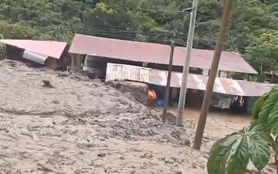Huaico casi sepulta puesto de salud tras intensas lluvias en Puno