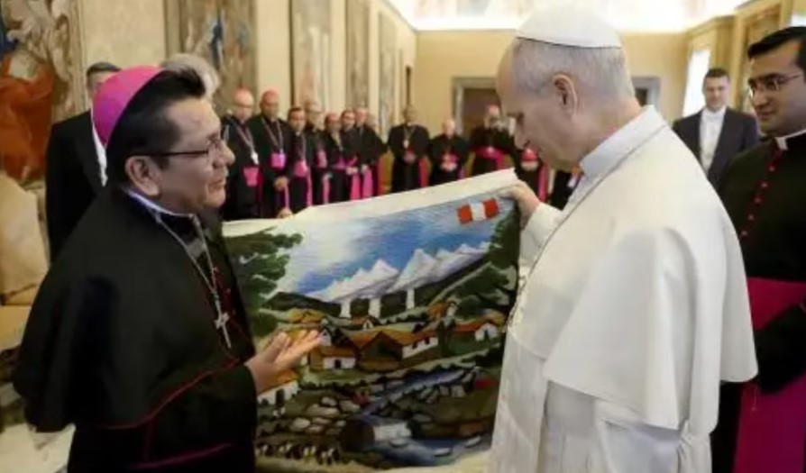 Papa León XIV recibe textil hecho por artesana del Valle del Mantaro