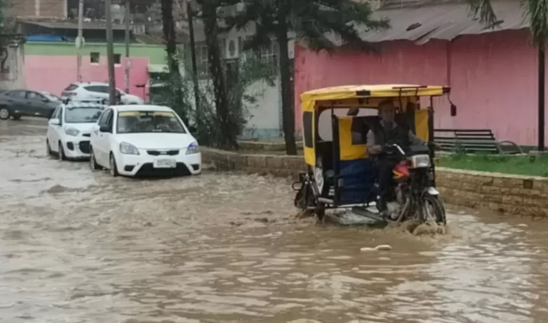 Tumbes: torrencial lluvia de once horas inunda las calles