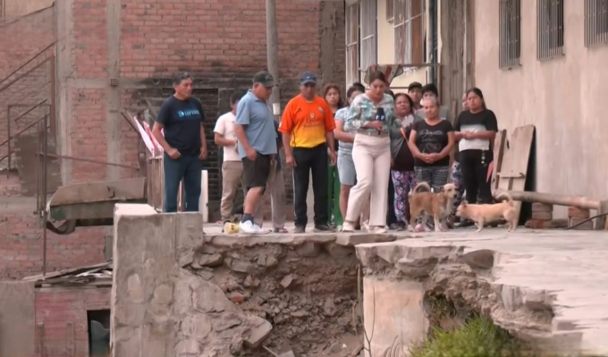 SMP: vecinos de "La Milla" caminan al filo del peligro por cerro a punto de colapsar