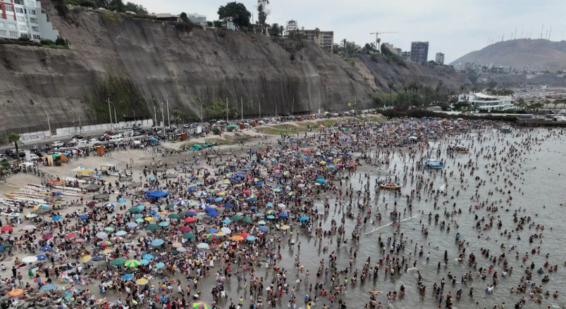 Este domingo cierran playa Agua Dulce por acumulación de basura