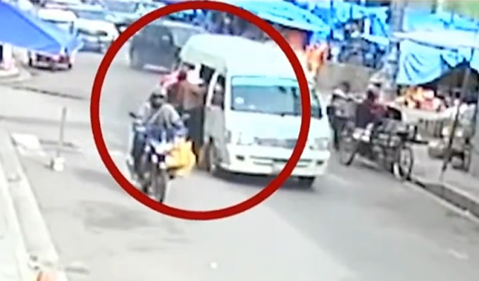 Pasajera y su bebé caen de una combi en movimiento en Juliaca