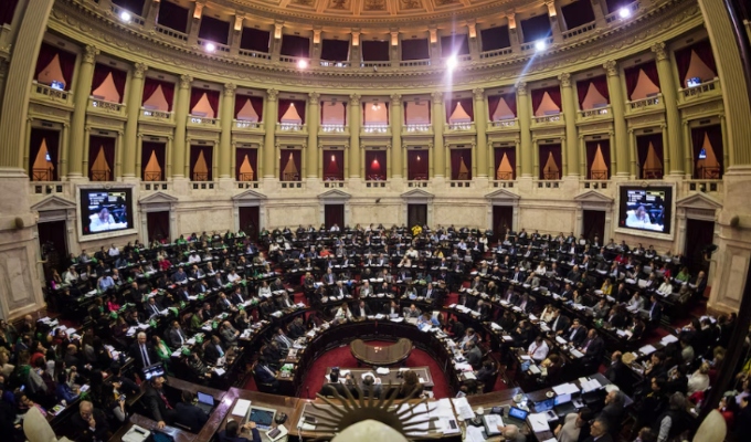 Argentina aprueba bajar edad de imputabilidad a 14 años: reforma penal juvenil avanza al Senado