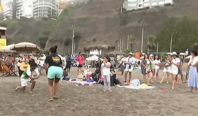 Familias y amigos acuden a playa Los Yuyos tras cierre de balneario de Agua Dulce