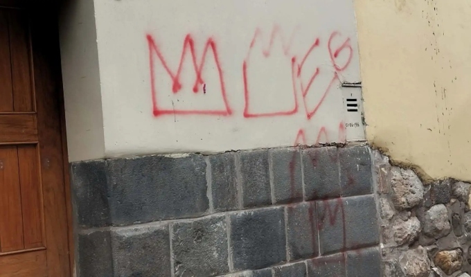 Adolescentes extranjeros son intervenidos por pintas en inmueble del Centro Histórico del Cusco