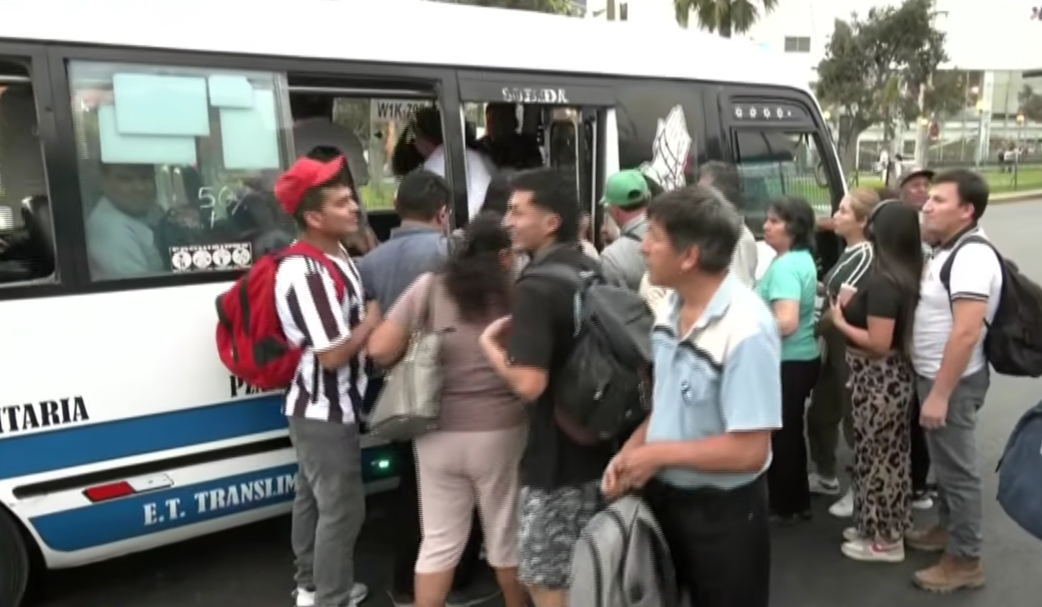 Pasajeros afectados por paralización de empresa “El Rápido”