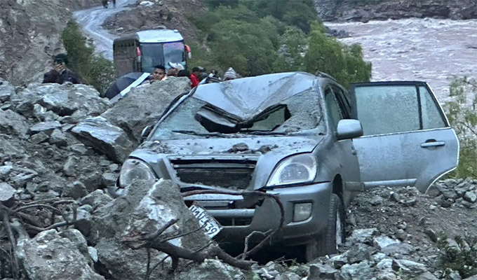 Deslizamiento de tierra y rocas casi sepulta camioneta en Huancavelica: accidente deja varios heridos
