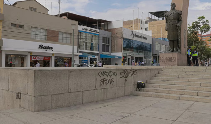 Indignación en Tacna: realizan pintas en el Arco Parabólico durante celebración por club de fútbol