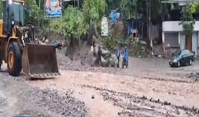 Chanchamayo: Quebrada pone en peligro a choferes y pasajeros