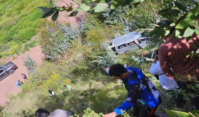 Un muerto y un herido grave deja caída de miniván a un abismo en la vía Cusco-Valle Sagrado