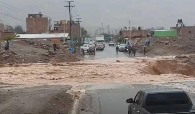 Arequipa: cientos de vehículos terminan varados tras caída de huaico en Caravelí