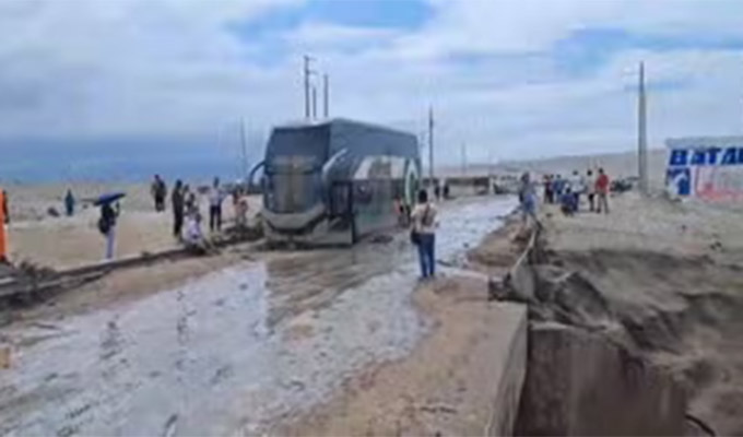 Bus con turistas suizos está varado en Arequipa: huaico bloqueó km 360 de la Panamericana Sur