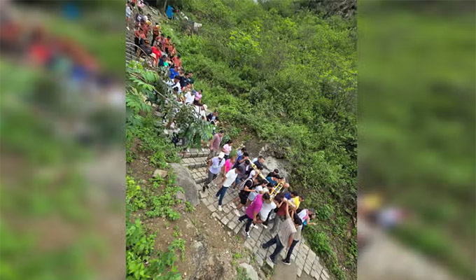 Lambayeque: fieles bajan de cerro venerada “Cruz de Motupe” para protegerla de las intensas lluvias