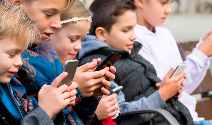 Europa analiza restringir redes sociales a menores tras experiencia en Australia