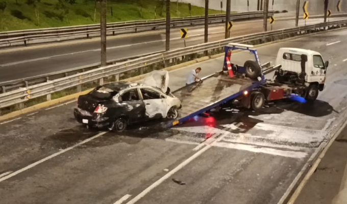 San Borja: auto se incendió en plena avenida Javier Prado y quedó completamente calcinado