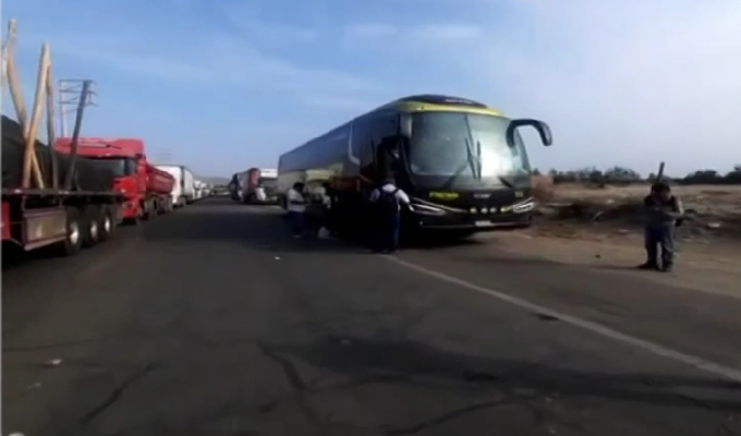 No hay pase en la Panamericana Sur: conductores varados en el kilómetro 330