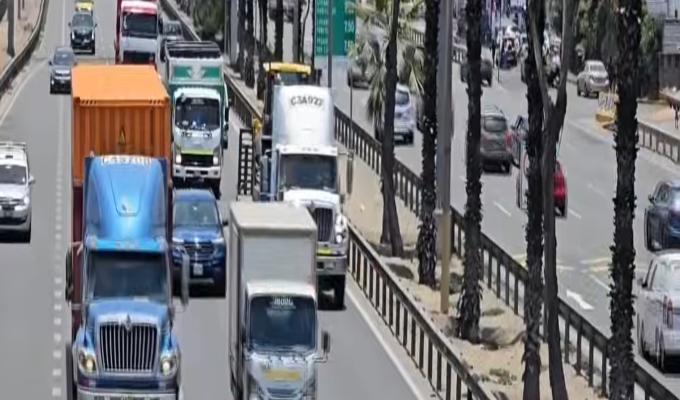 Pese a estar prohibido, camiones circulan por carril izquierdo y congestionan la Panamericana Sur