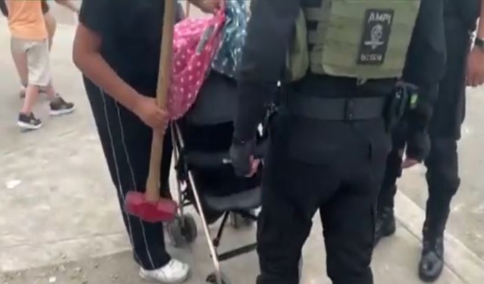 VES: Policía usa coche de bebé como señuelo y captura a presunto vendedor de droga