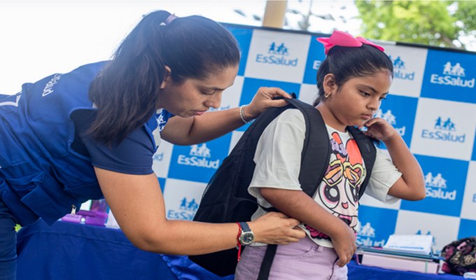 Especialistas alertan por mochilas pesadas y malas posturas que generan dolores de espalda en escolares