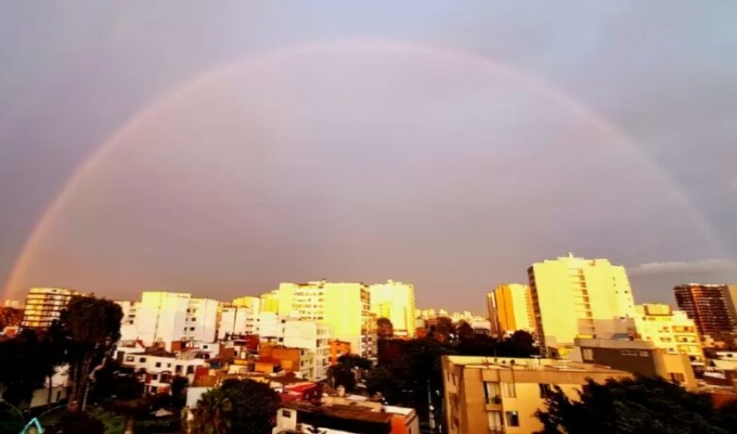Un arcoiris colorido sosprendió esta tarde a los limeños