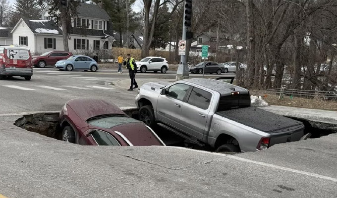 EEUU: derrumbe subterráneo en una carretera abrió socavón que se tragó dos autos [VIDEO]