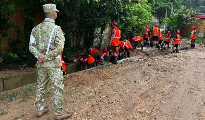 Fuertes lluvias en Tarapoto: militares realizan labores de descolmatación y limpieza de carreteras