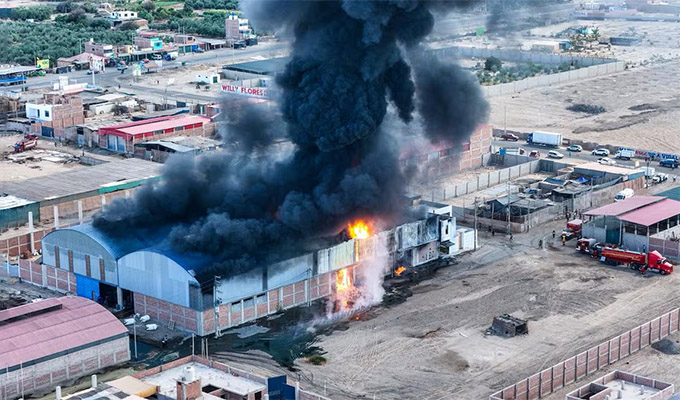 Incendio arrasa con fábrica de aceite de olivo en Tacna: vecinos alarmados por fuertes explosiones