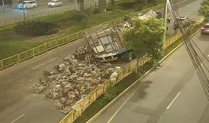 La Molina: carga de un camión se volcó en avenida Javier Prado provocando congestión vehicular