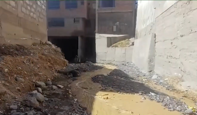Edificio de cinco pisos es construido sobre el cauce de una torrentera en Arequipa