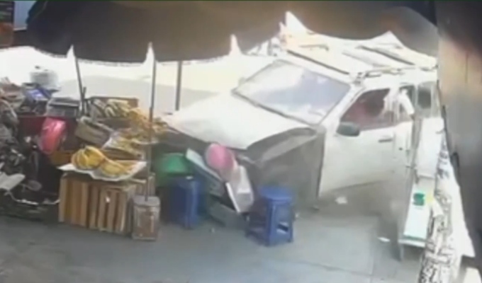 SMP: conductor choca contra puesto de frutas y chicharronería y deja dos comerciantes heridas